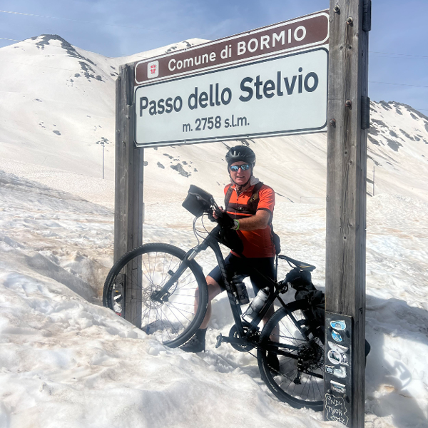 Peter with his bike at the Passo dello Stelvio in the snow.